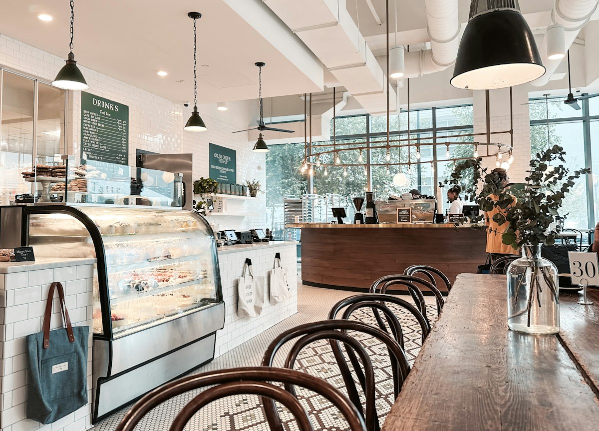 カウンター席のあるカフェ店内