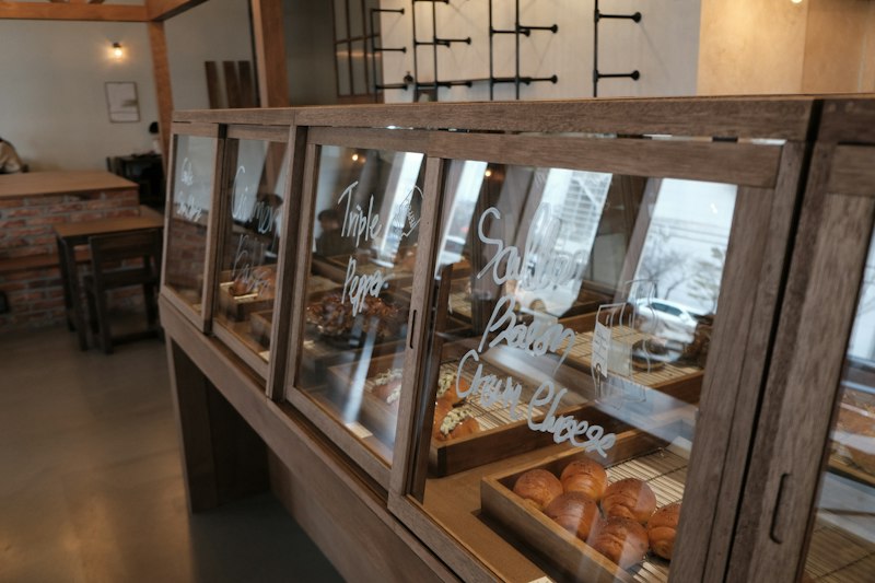 木枠のショーケースに並んだパン