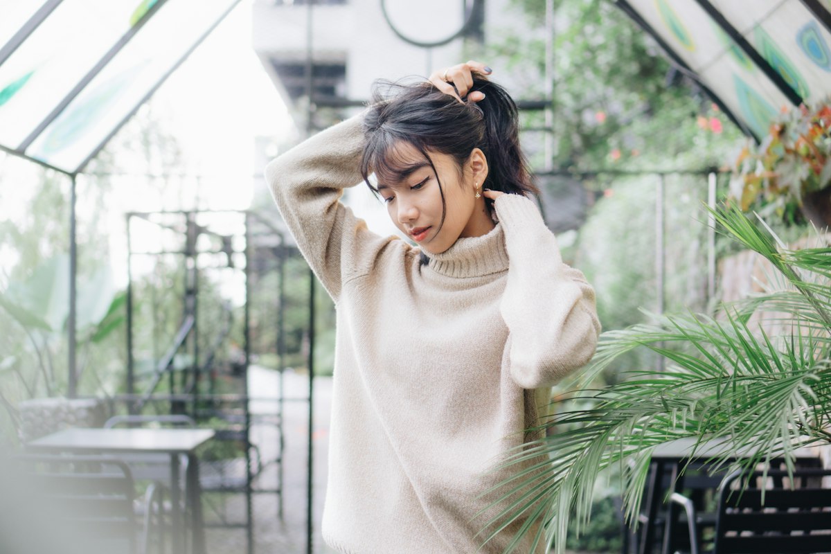 ナチュラルなヘアスタイルの女性